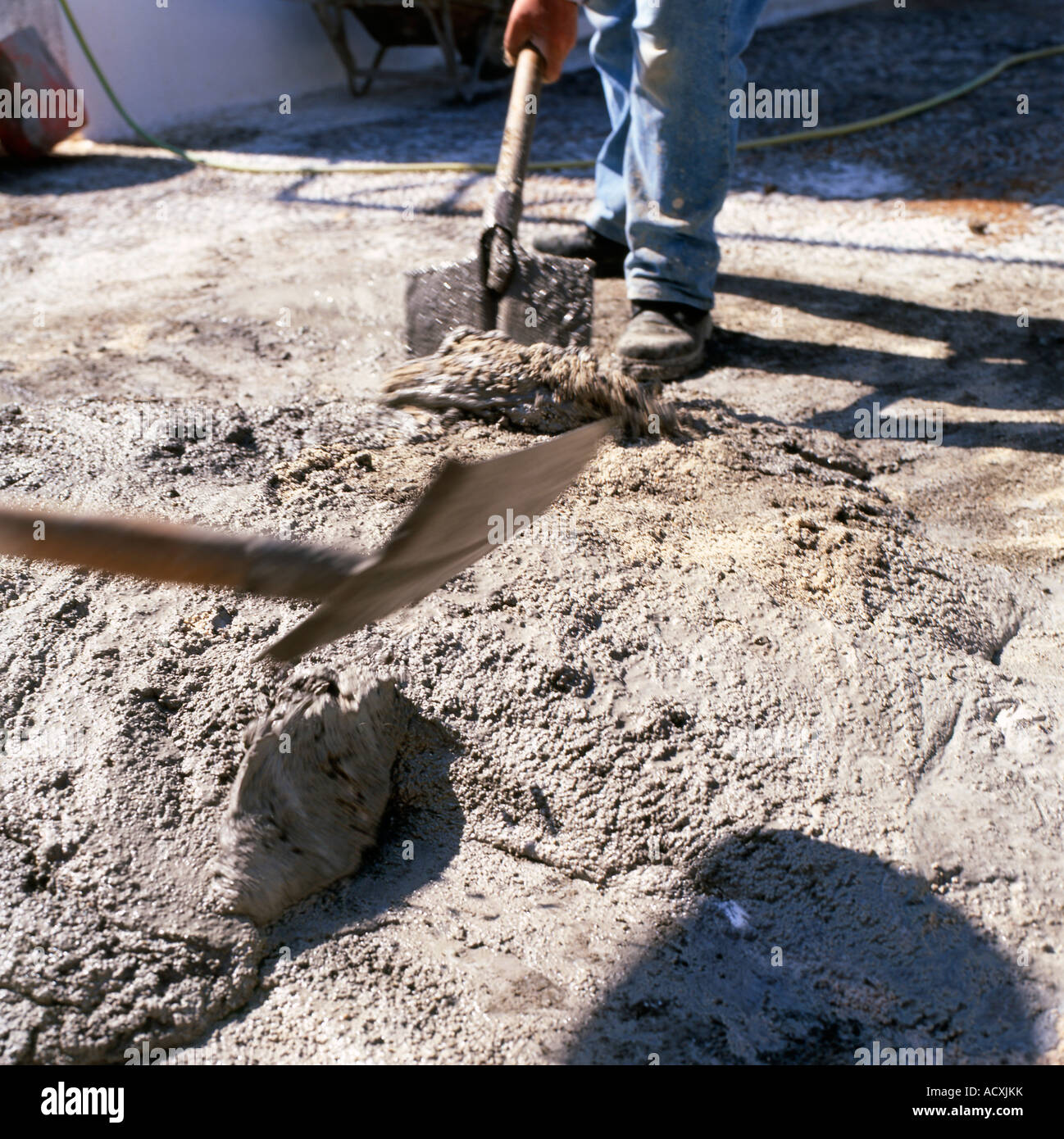 Un hombre mezcla de cemento de hormigón con una pala en Santorini en Grecia  Fotografía de stock - Alamy