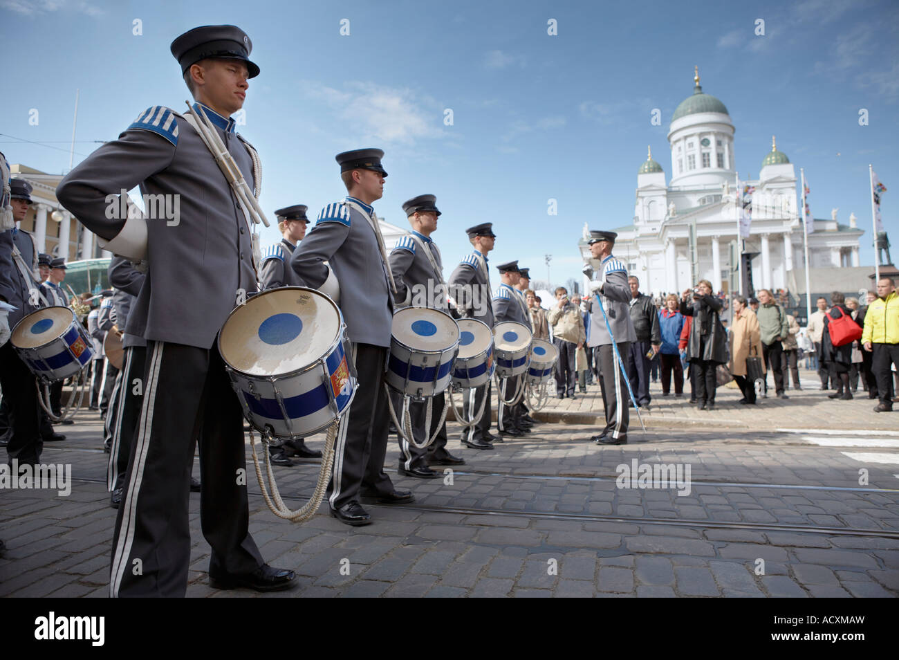 Desfile de música militar durante el partido de Helsinki, la Plaza del Senado, Helsinki, Finlandia Foto de stock
