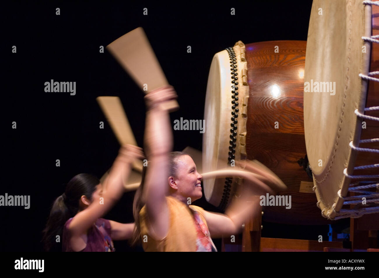 Miembros de Portland Taiko realice en concierto en el Newmark Theatre de Portland Center for the Performing Arts Portland, Oregón Foto de stock