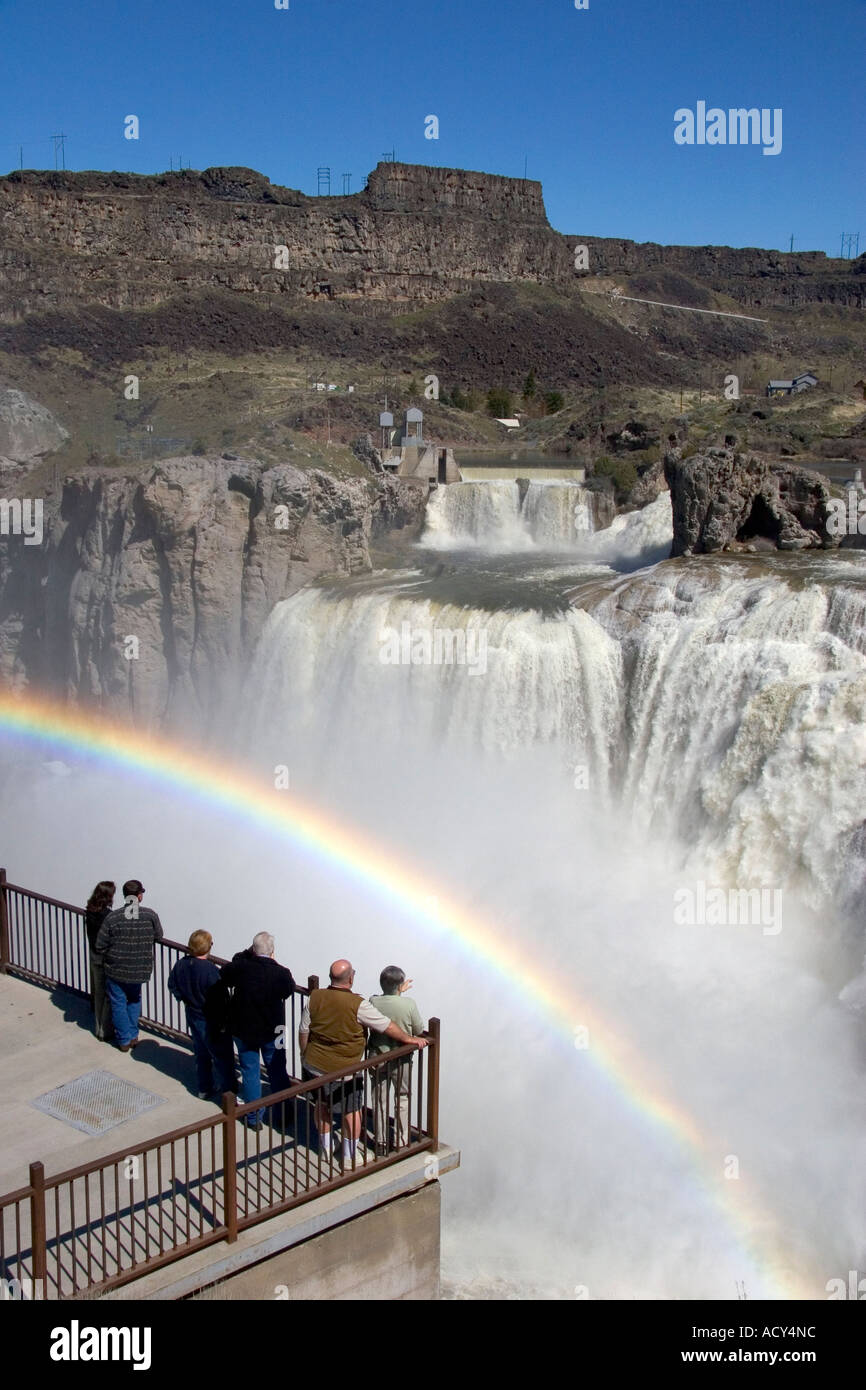 Arco iris sobre plataforma de observación en Shoshone Cataratas en el