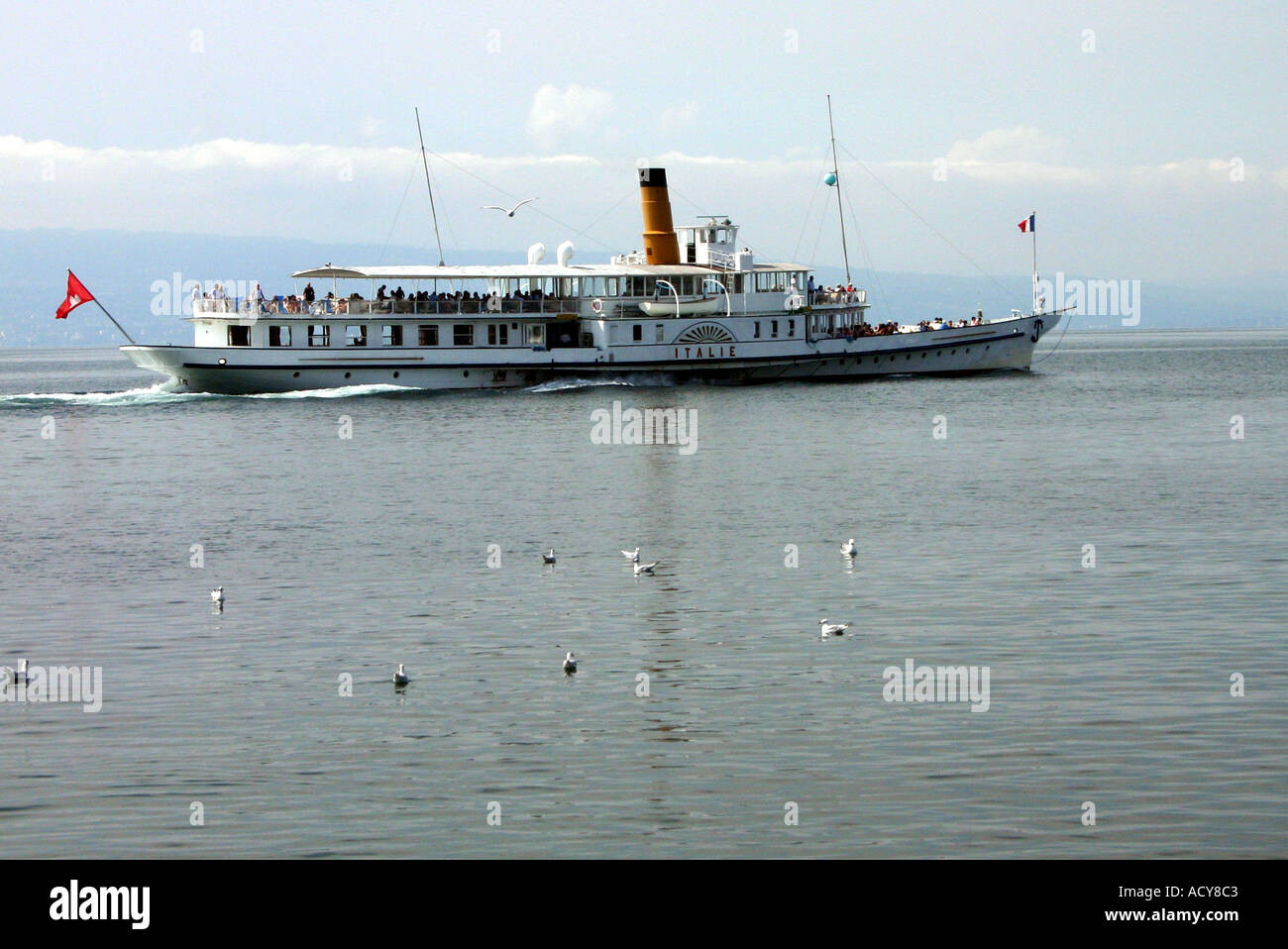 La Italie barco de vapor en el lago de Ginebra fuera de Lausanne Suiza Foto de stock