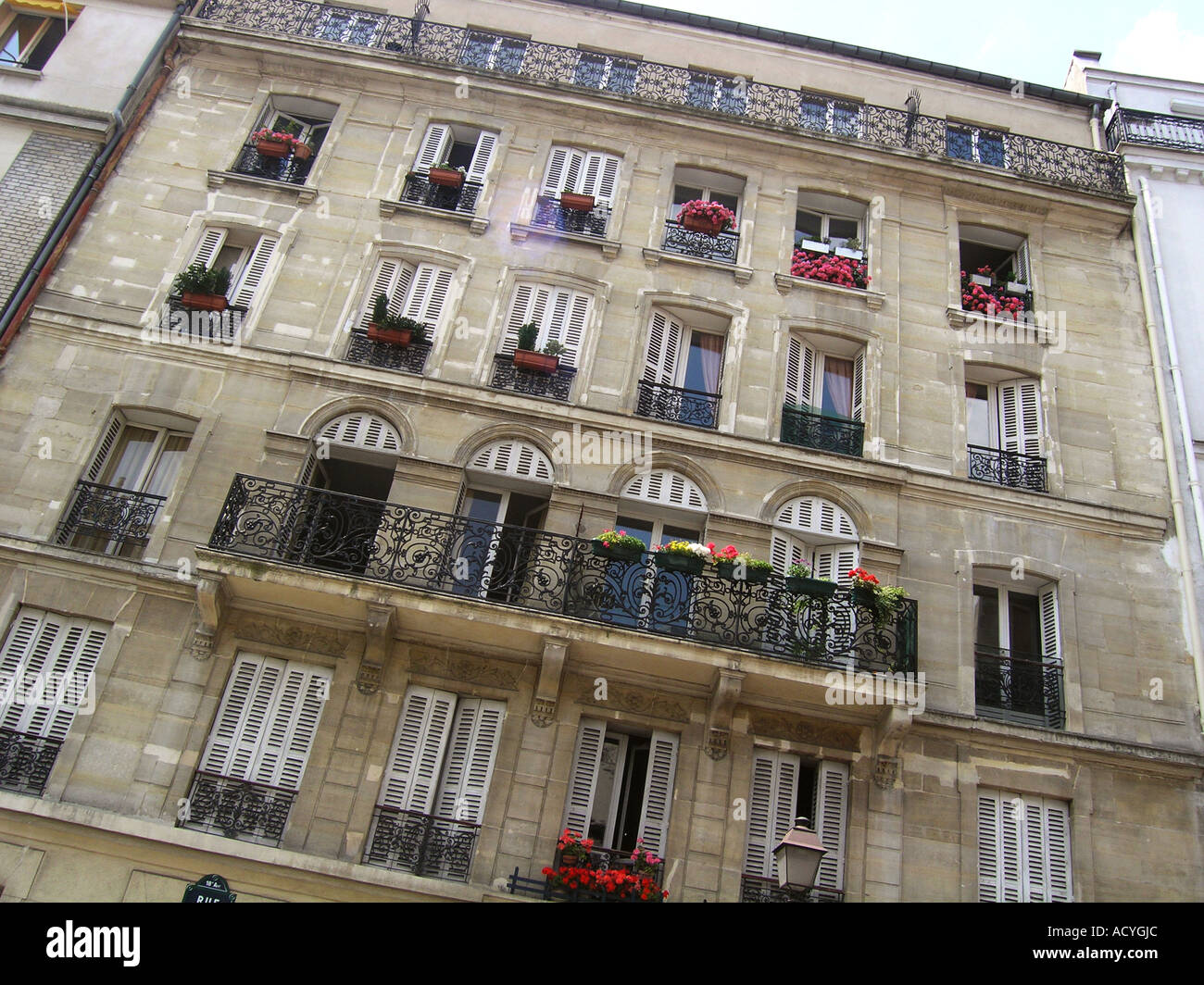 Edificio de apartamentos en París Francia en el área de la ciudad de interior Foto de stock