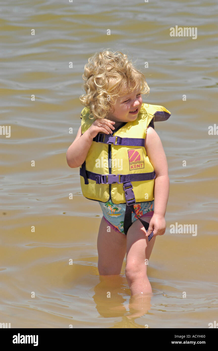 Joven rubia real niña niño agua con chaleco salvavidas en Carters Lago GA  con el cabello rizado PFD seguro aprender a nadar por sí mismo niño  divertido Fotografía de stock - Alamy