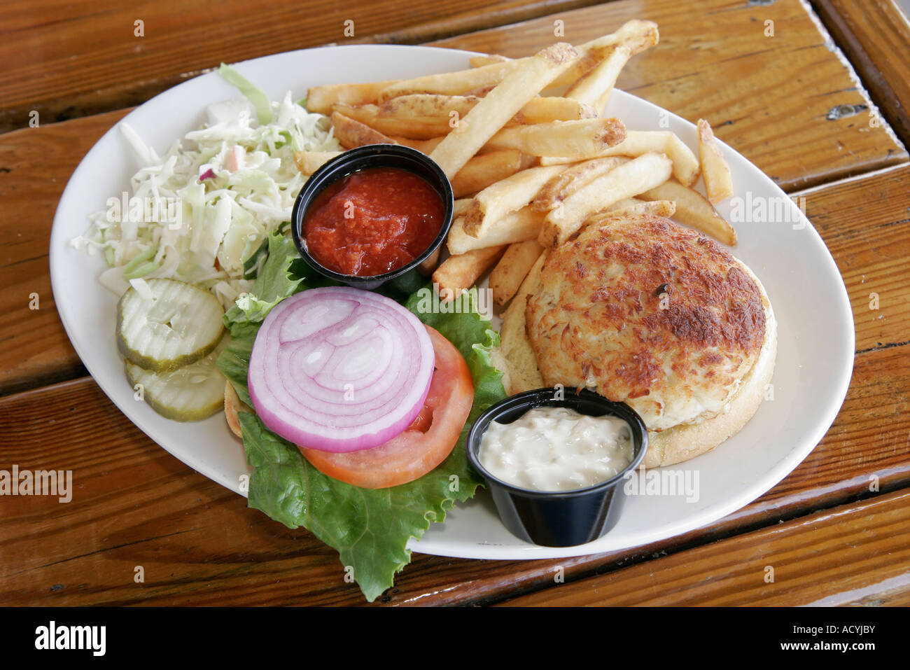 Plato de sandwich de pastel de cangrejo fotografías e imágenes de alta