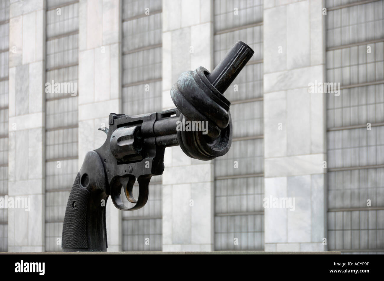 Escultura simbólica en las Naciones Unidas de Nueva York, EE.UU. Foto de stock