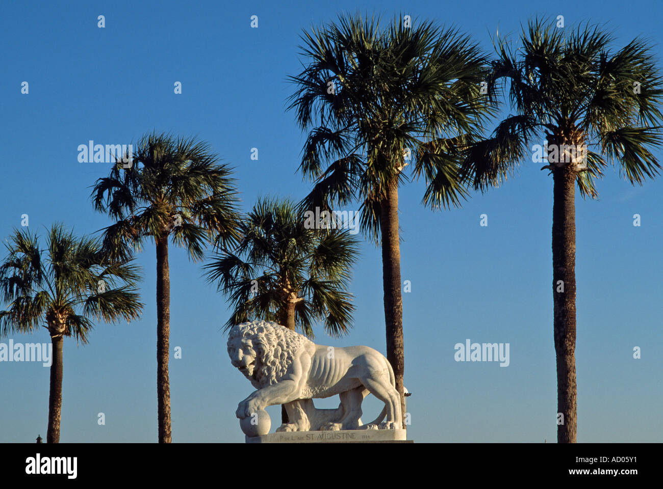 Leones tallados en piedra a la entrada del puente de los leones en San Agustín, Florida, EE.UU. Foto de stock