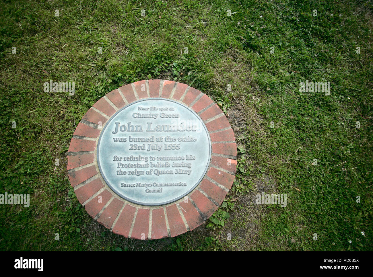 Piedra conmemorativa en Steyning, West Sussex, Reino Unido, marcando donde John blanquear fue quemada en la hoguera. Foto de stock