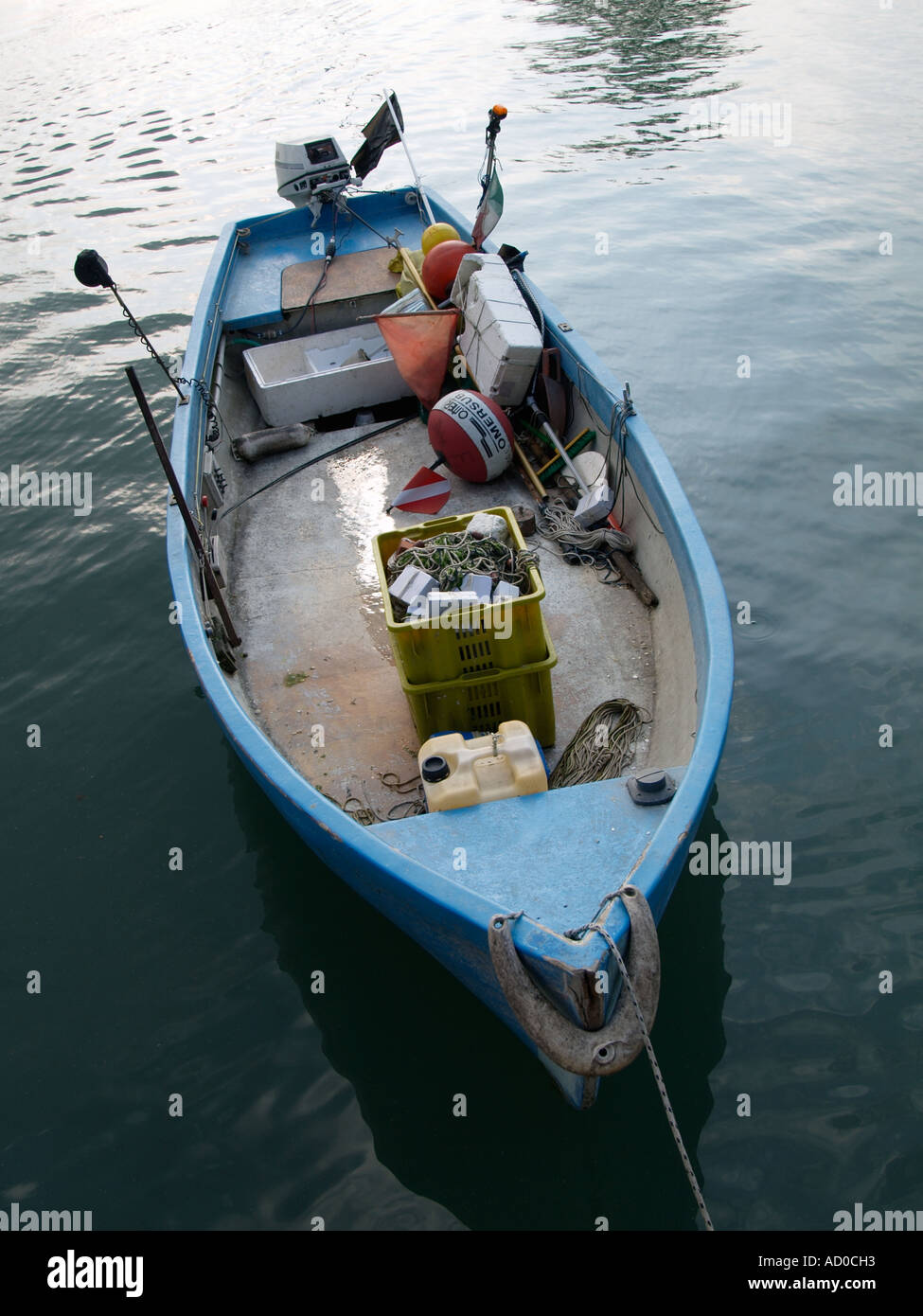 Embarcación tradicional de pesca con artes de pesca boyas redes de luz que se utiliza en el lago de Garda, Italia Foto de stock