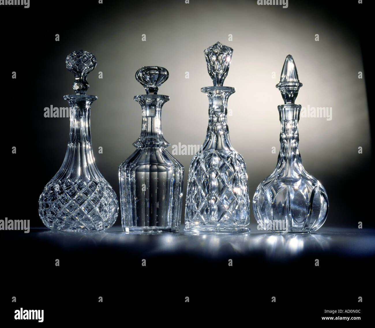 Botellas de cristal cortado fotografías e imágenes de alta resolución -  Alamy