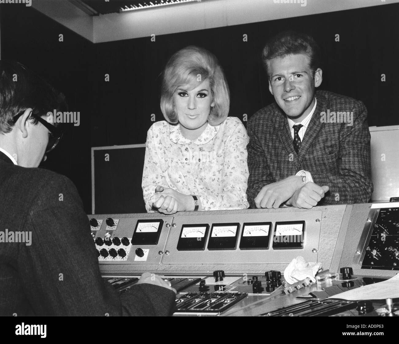 Dusty Springfield en Philip Records Estudio de Grabación. Foto por Harry Hammond, Reino Unido, 1962. Foto de stock
