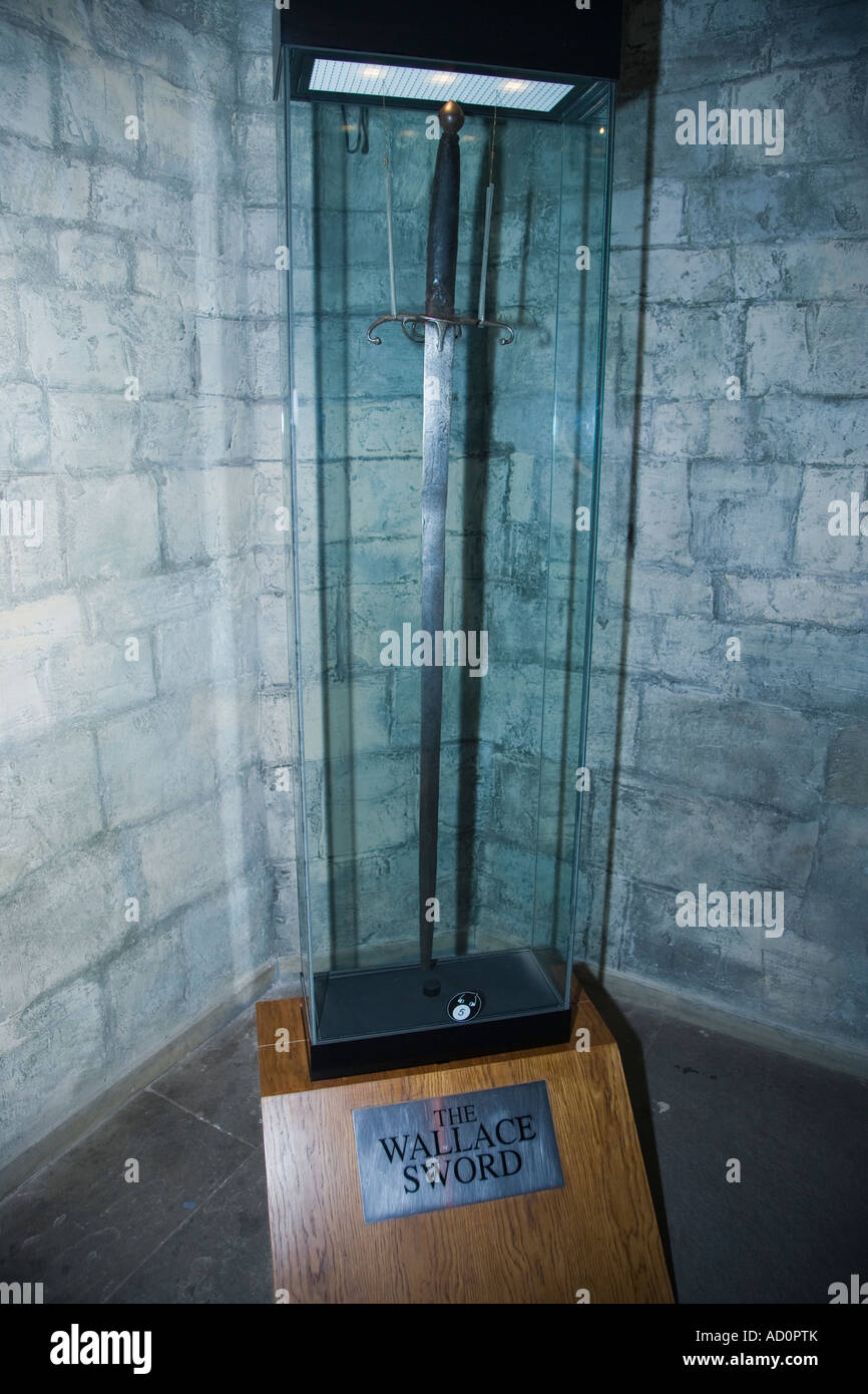 La espada de William Wallace. En exhibición en el monumento a William  Wallace en Stirling Escocia Fotografía de stock - Alamy
