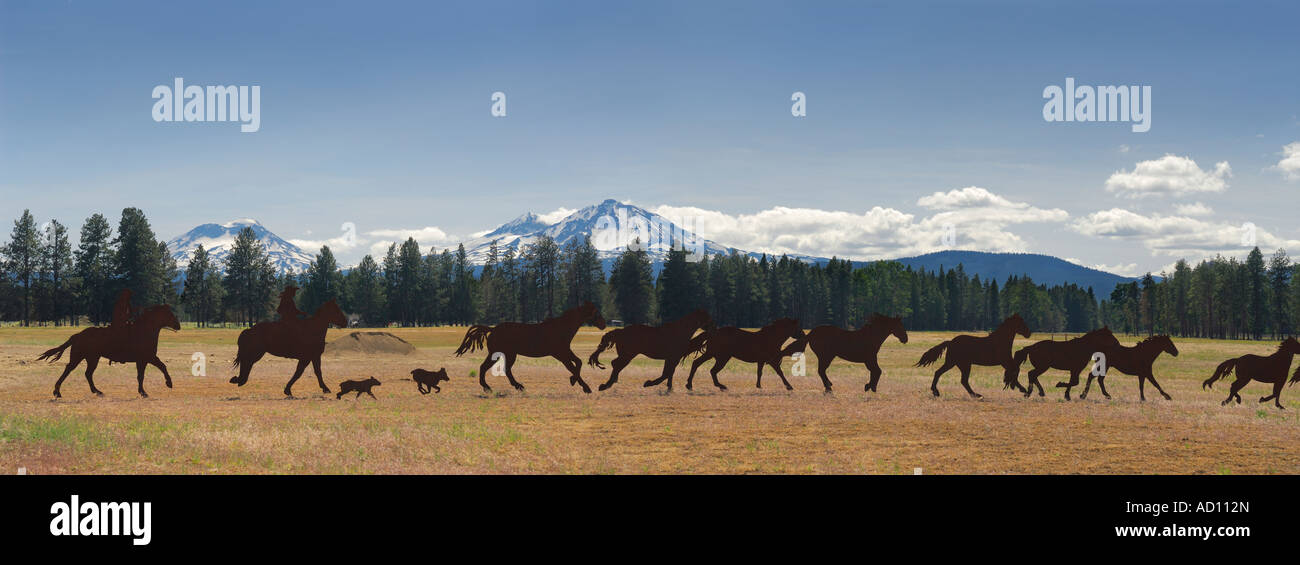 Panorama de las Tres Hermanas montañas con silueta de hierro escultura de hípica de Wranglers . Foto de stock