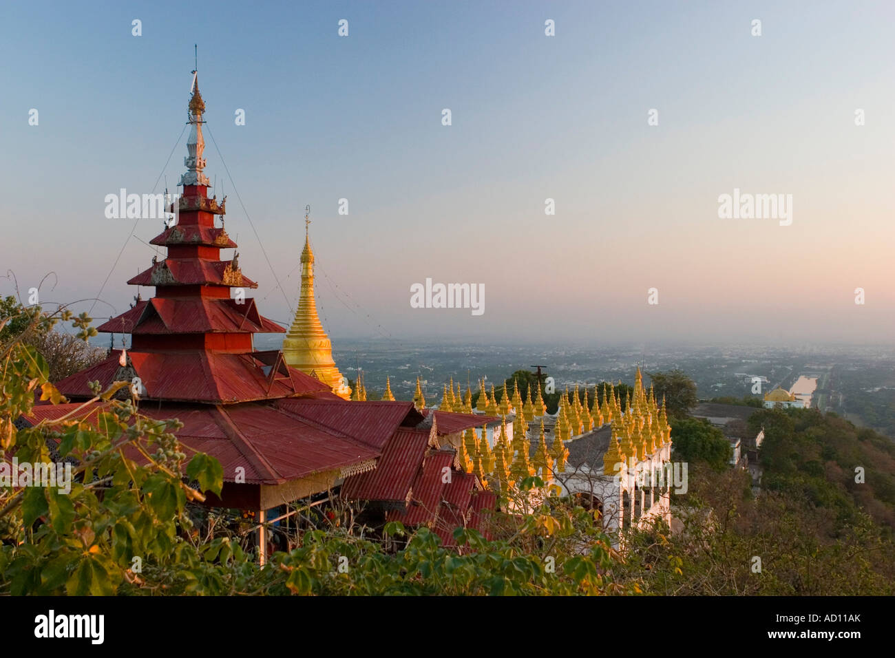 Su pagoda Pyi Taung Mandalay Hill Mandalay Birmania Myanmar Foto de stock