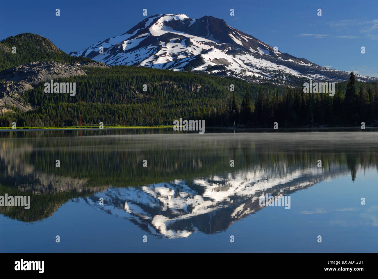 Hermana Sur montaña reflejada en chispas Lago Deschutes National Forest Bend Oregon EE.UU. Foto de stock