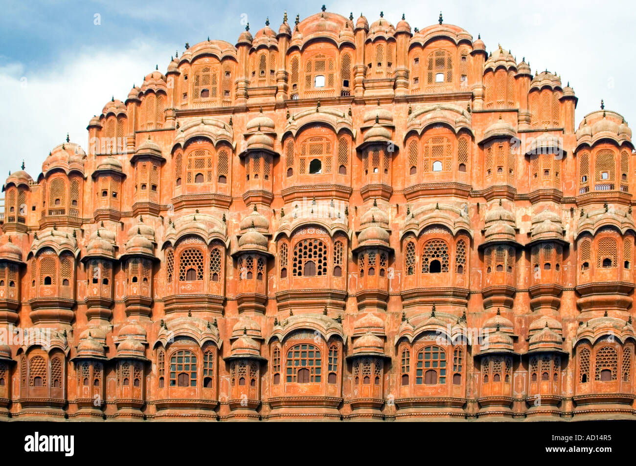 Amplio ángulo horizontal de las ventanas de la fachada de la "Hawa Mahal", Viento Palace, en Jaipur. Foto de stock