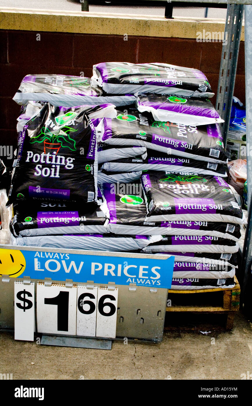 Bolsas de tierra para macetas mostrar en Wal-Mart. 'St Paul' Minnesota USA  Fotografía de stock - Alamy