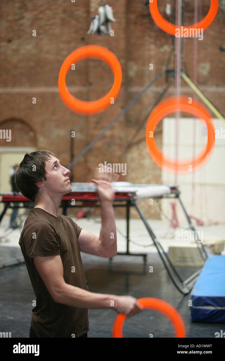 Hombre malabarismo en la escuela de circo en Hoxton London Fotografía