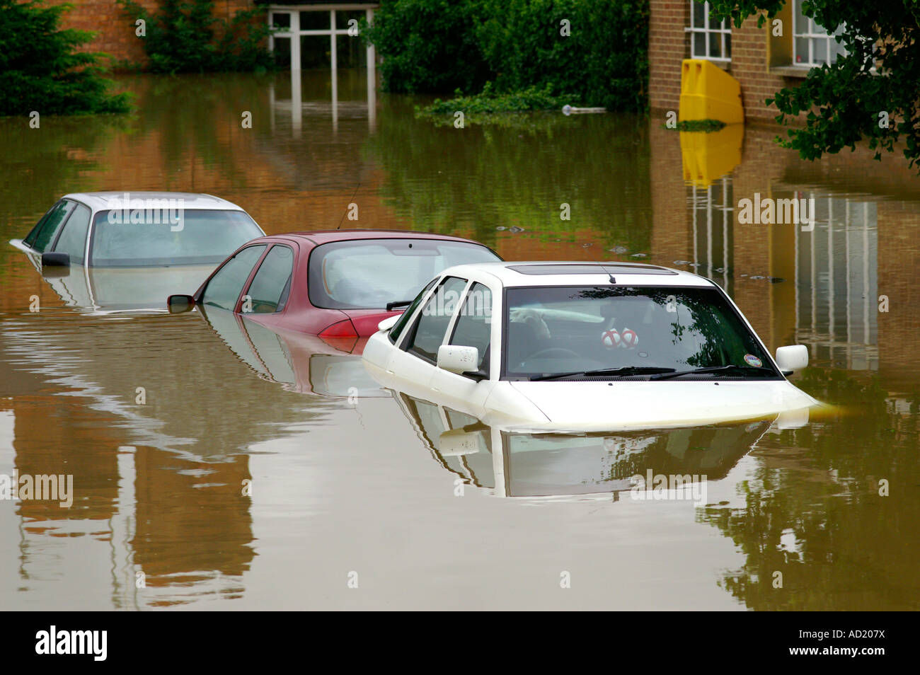 Coches inundados, Evesham, Worcestershire, inundaciones de septiembre de 2008 Foto de stock