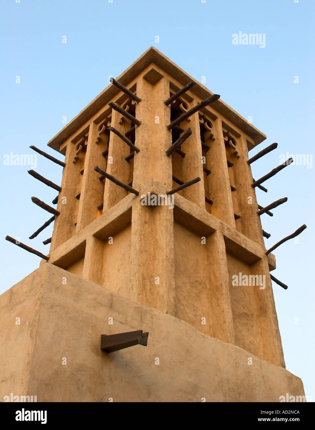 Las torres de viento tradicional utilizado para refrigeración en Dubai Foto de stock