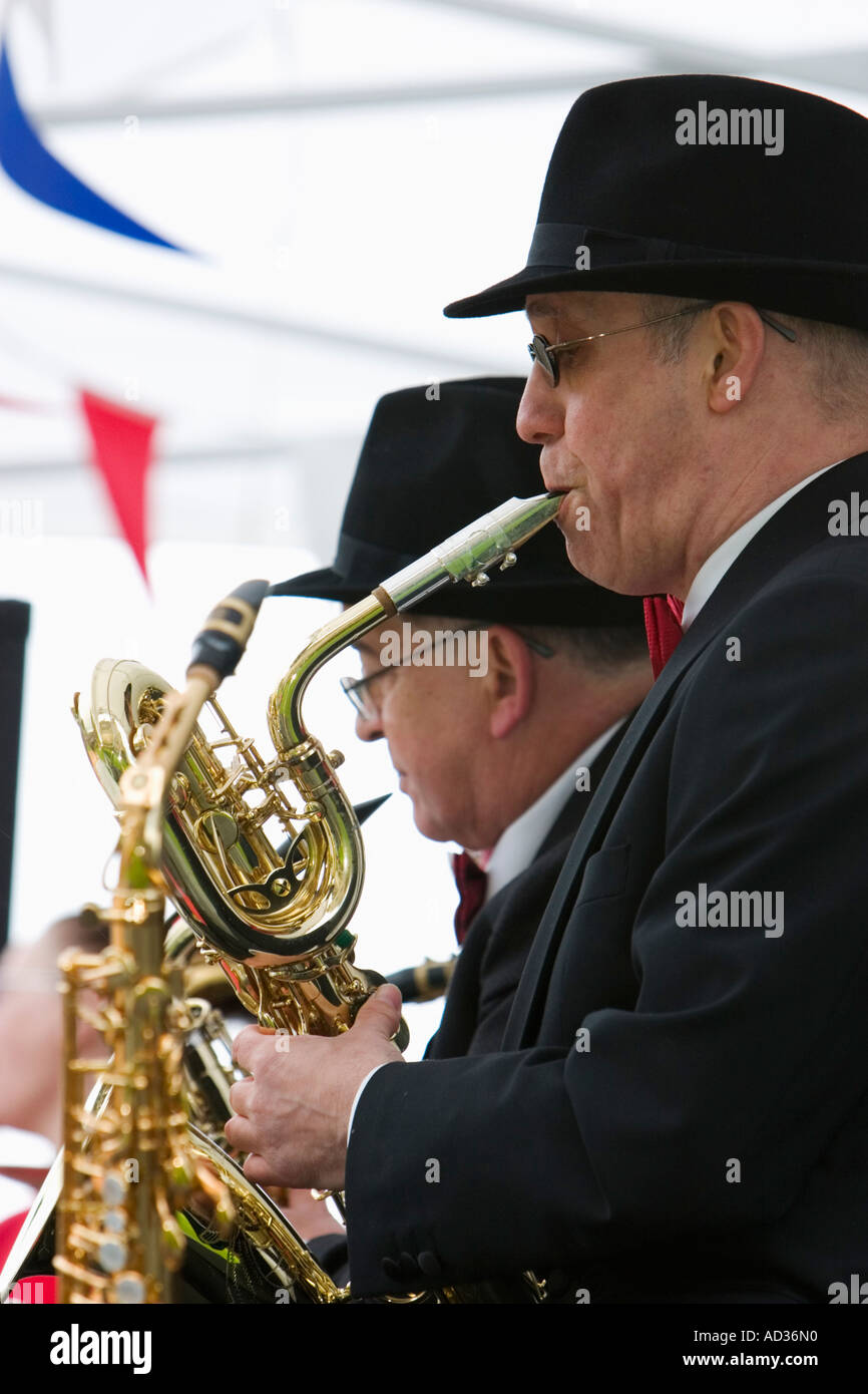 1940 Red Hot Swing jazz band grande sección de saxofón en recreación fin de semana Foto de stock