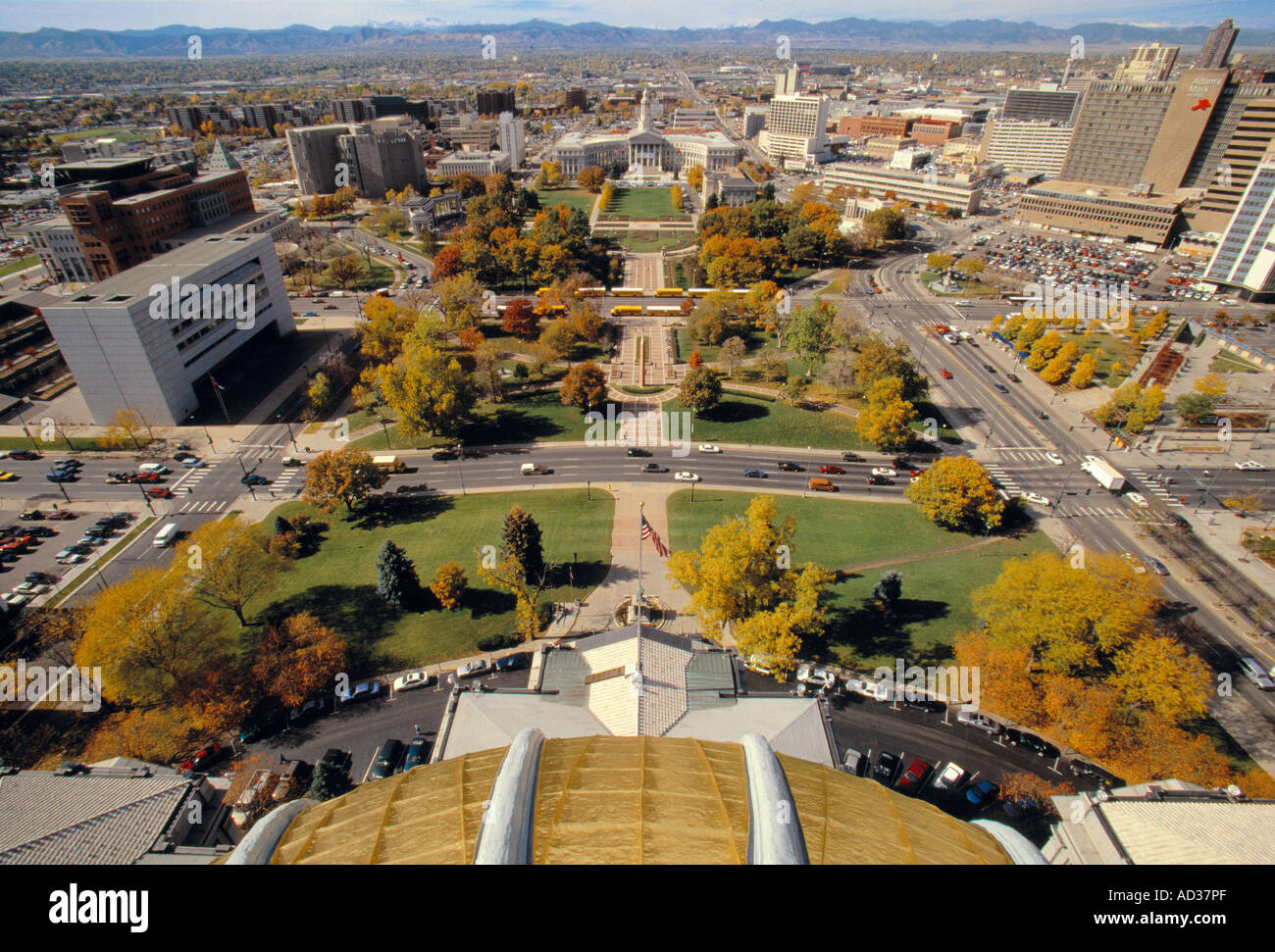 Vista a través de Civic Center en el centro de Denver y las Montañas Rocosas desde la cúpula del capitolio del estado de Colorado. Foto de stock