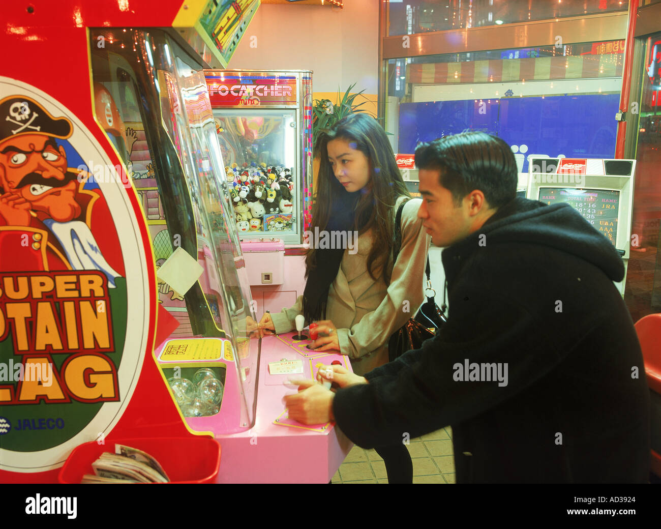 Dos adolescentes jugando juegos de acción en Japón Foto de stock