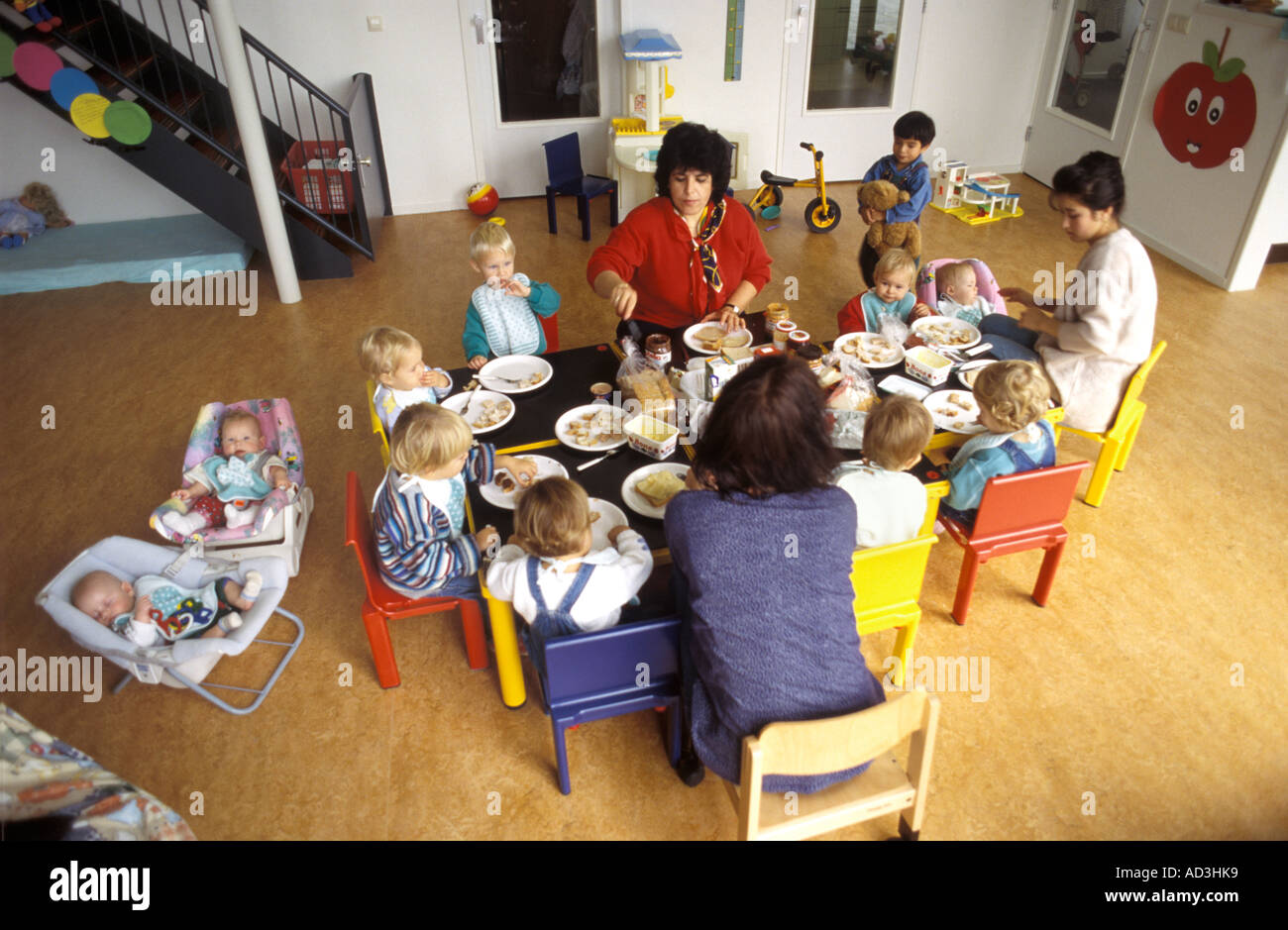 Los niños que comen en un centro de cuidado diurno Foto de stock