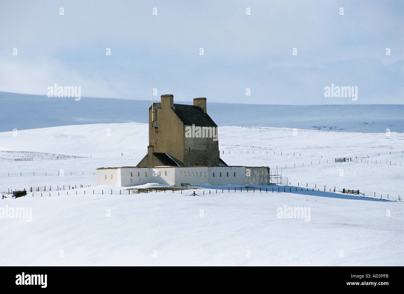 CORGARFF ABERDEENSHIRE Scotland Reino Unido Febrero Corgarff Castle construido en 1550 utilizado para captar simpatizantes jacobita y contrabandistas de whisky fuertes nevadas Foto de stock