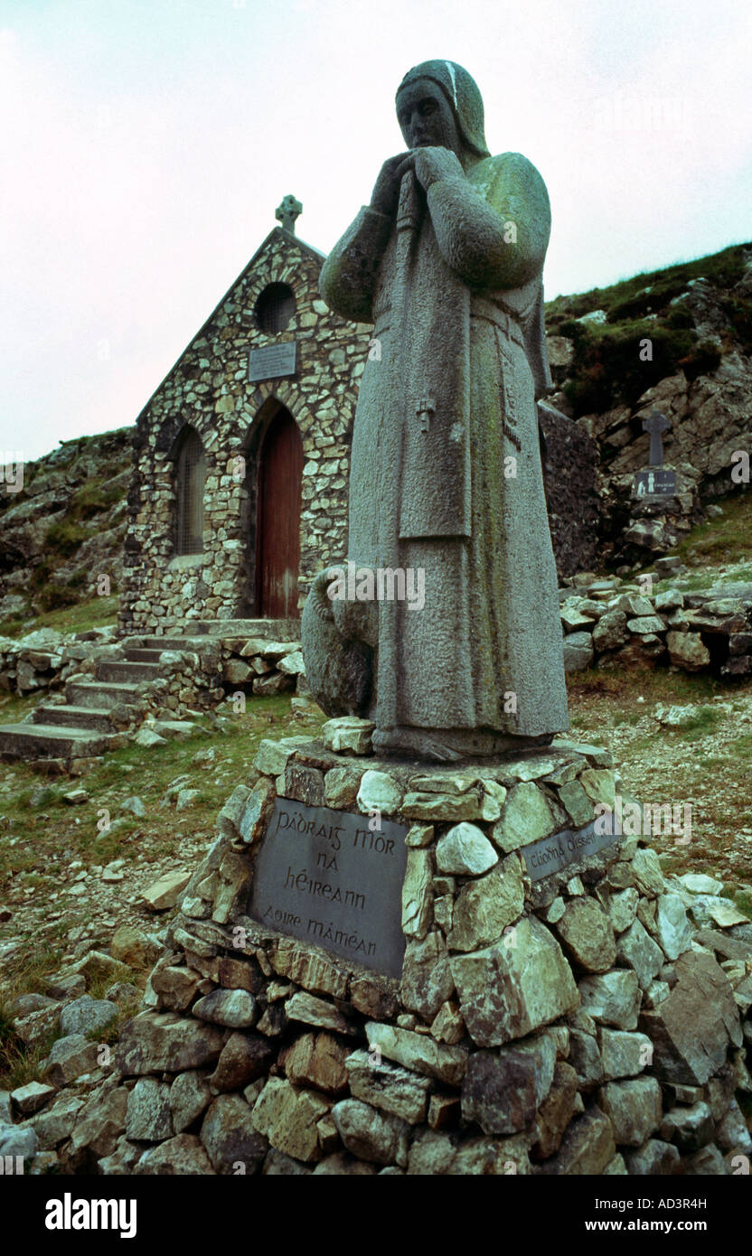 Estatua de San Patrick Maam Ean Parque Nacional de Connemara Maamturk montañas Condado de Galway, Irlanda Foto de stock