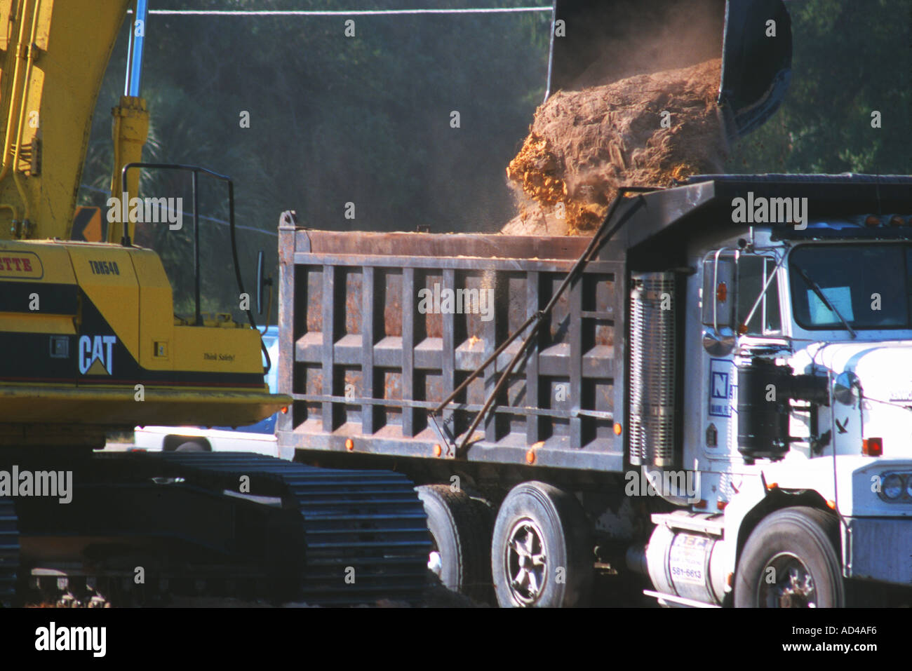 Camión volquete está cargado con suciedad en el sitio de construcción Foto de stock