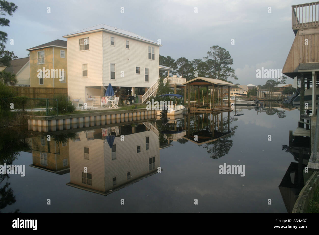 Casas sentarse justo en el agua a lo largo de la Costa del Golfo, en el Golfo de México Foto de stock