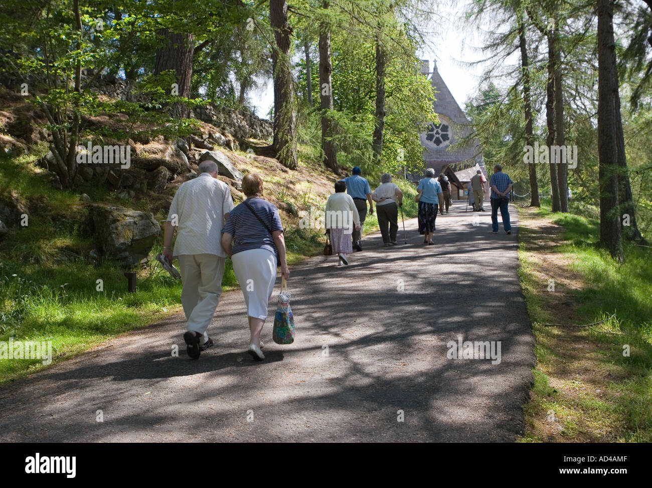 Los turistas que visitan Crathie Kirk o Balmoral iglesia parroquial, Royal Deeside, turismo Escocés en Aberdeenshire, Parque Nacional de Cairngorms, Escocia, Reino Unido Foto de stock