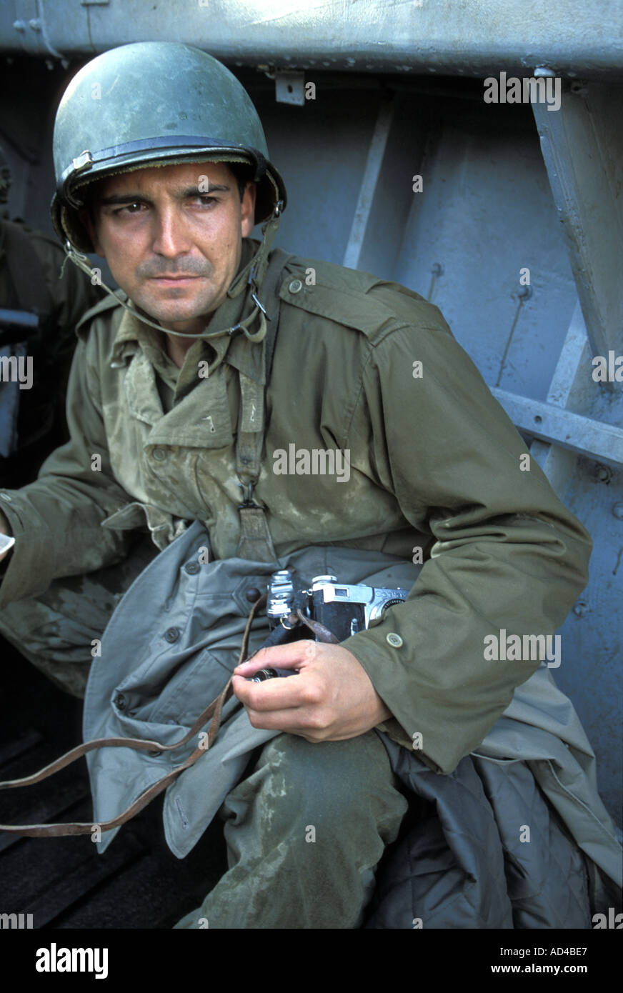 Jugar famoso fotógrafo de guerra Robert Capa en el desembarco en Discovery  Channel película: "Regreso a Normandía" con Tom Broka Fotografía de stock -  Alamy