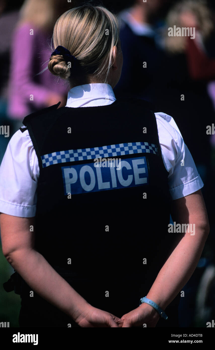 Mujer Policía / wpc sin sombrero/gorra y las manos detrás de su espalda en  lugares en eventos públicos portando chaleco protector / Apuñalar chaqueta  Fotografía de stock - Alamy
