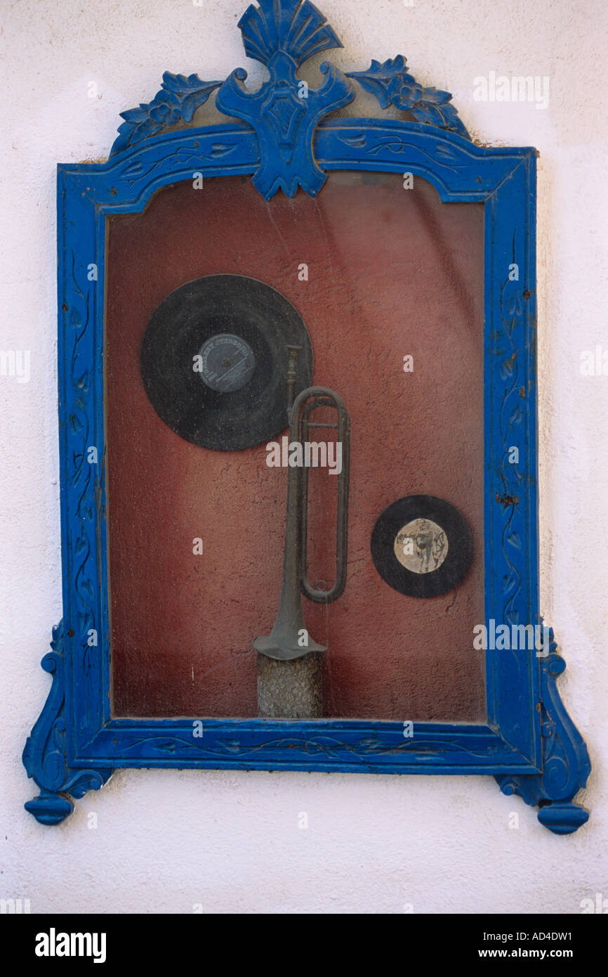Los registros antiguos / discos de larga duración con trompeta en la ventana polvorienta costa brava cataluña españa Foto de stock