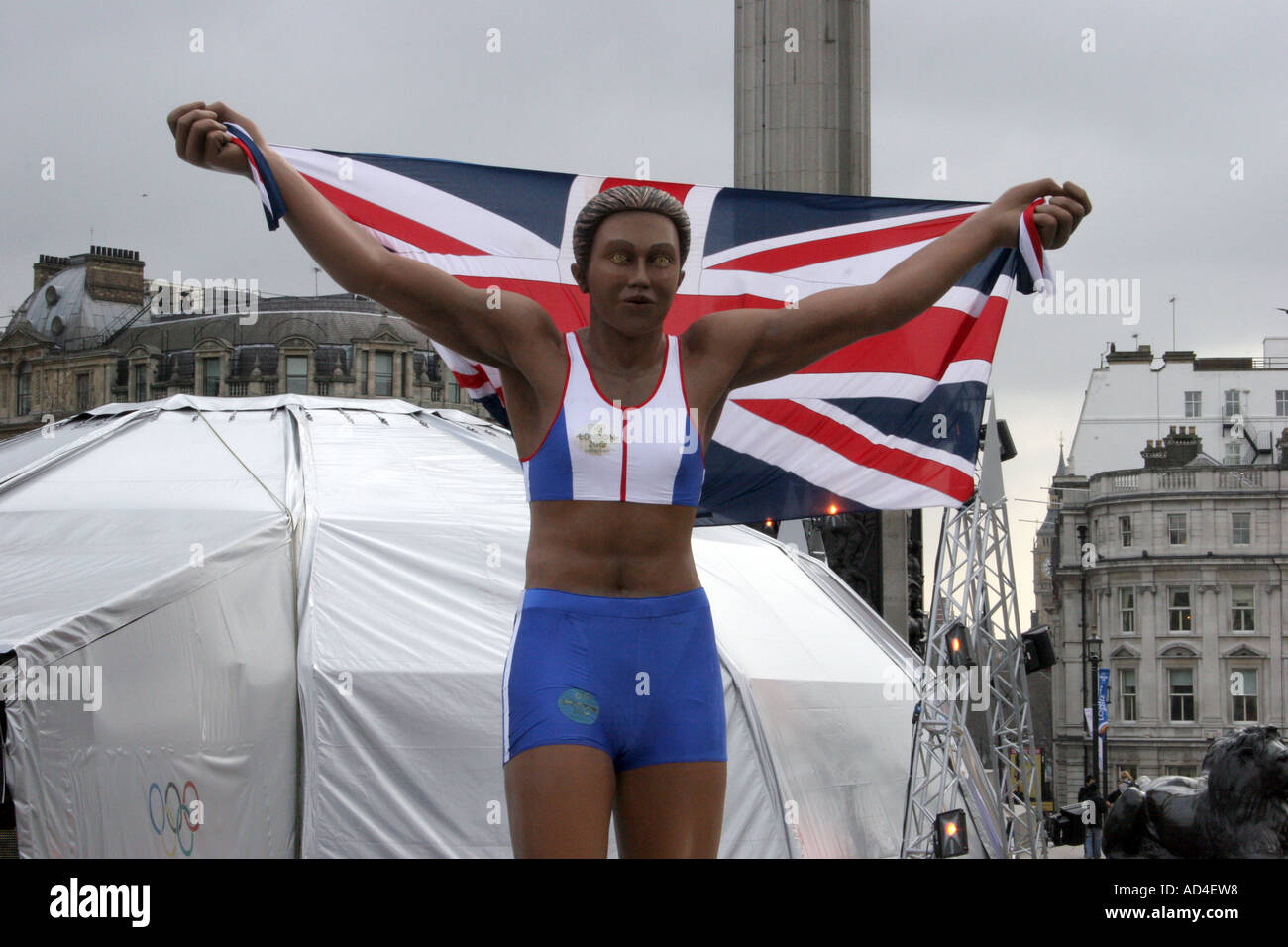 Una gran estatua de un corredor promoviendo la candidatura para los Juegos Olímpicos Londres 2012.Trafalgar Square de Londres, Inglaterra Foto de stock