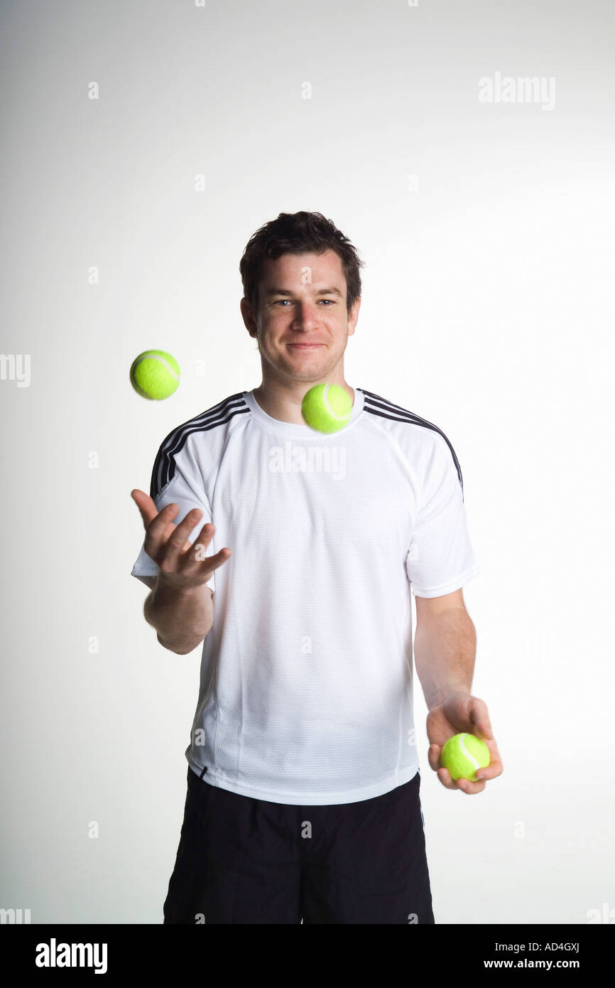 Un hombre malabarismos con pelotas de tenis Fotografía de stock - Alamy