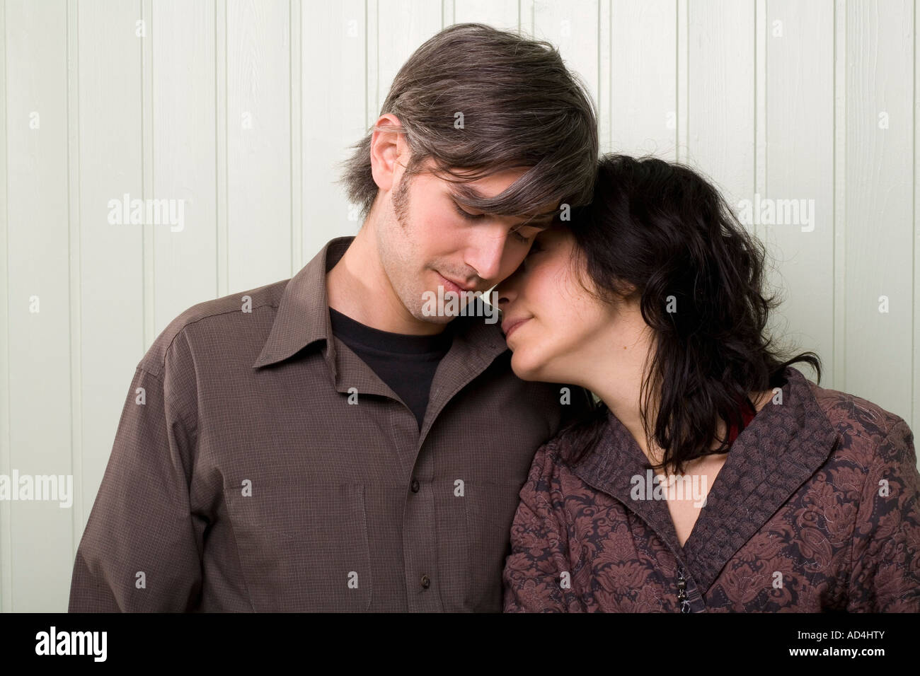 Una joven pareja abrazada Foto de stock