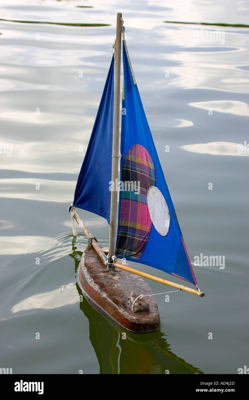 Barco de juguete de madera fotografías e imágenes de alta resolución - Alamy