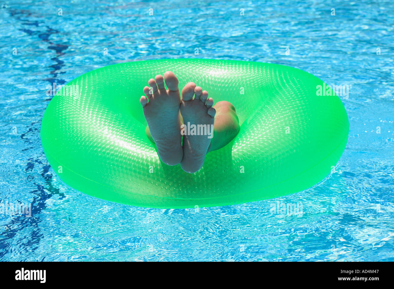 Piernas en el flotador Fotografía de stock - Alamy