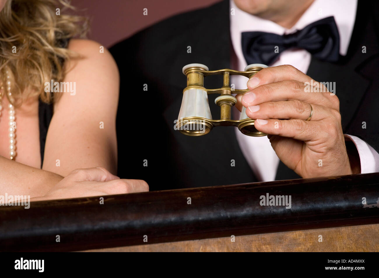 Detalle de un par de binoculares en un cuadro de teatro Foto de stock