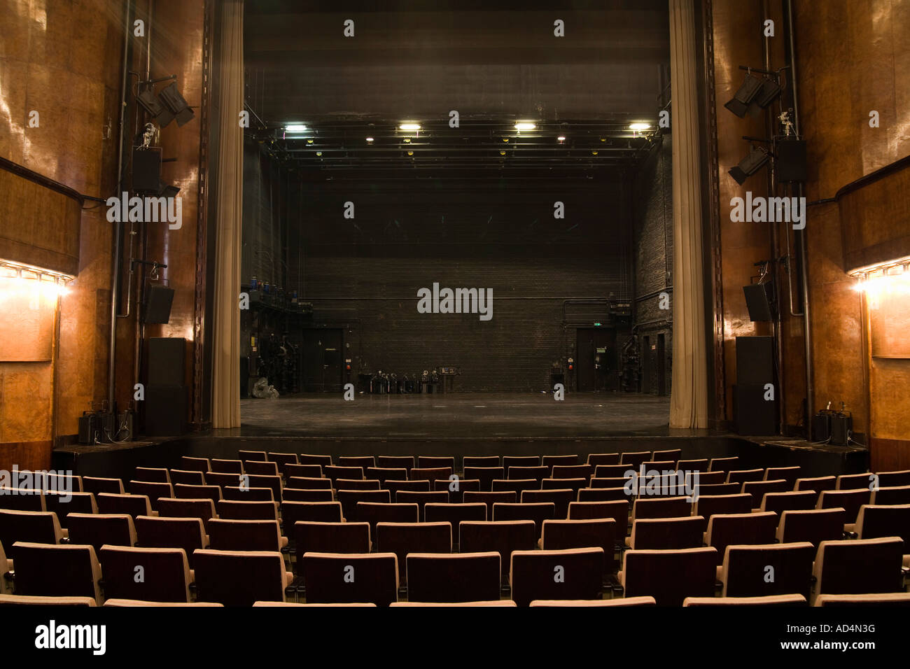 Vista del escenario en un teatro vacío Foto de stock