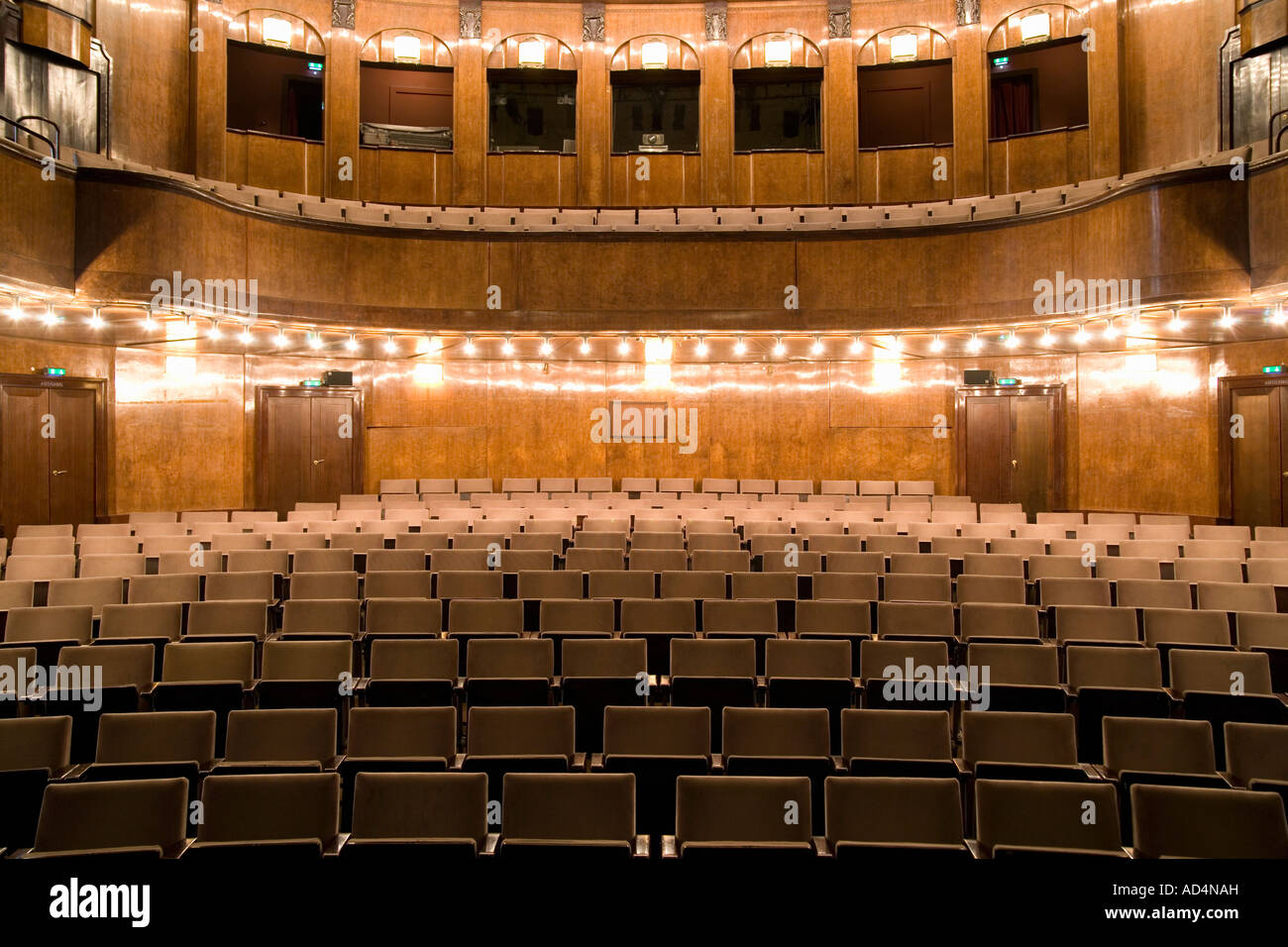 Asientos vacíos en un teatro art deco iluminada Foto de stock