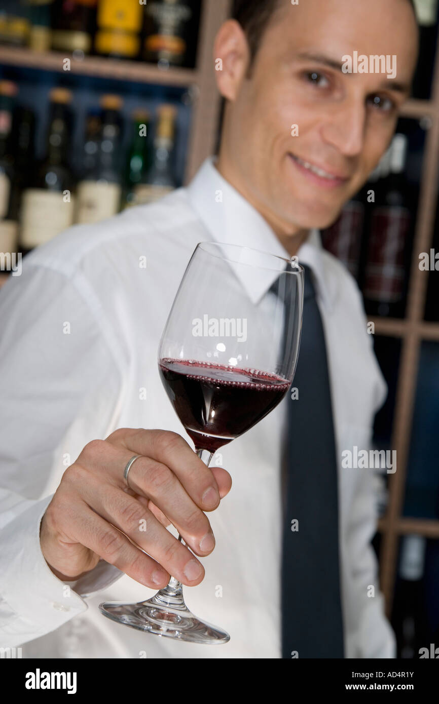 Un hombre con un vaso de vino tinto Foto de stock