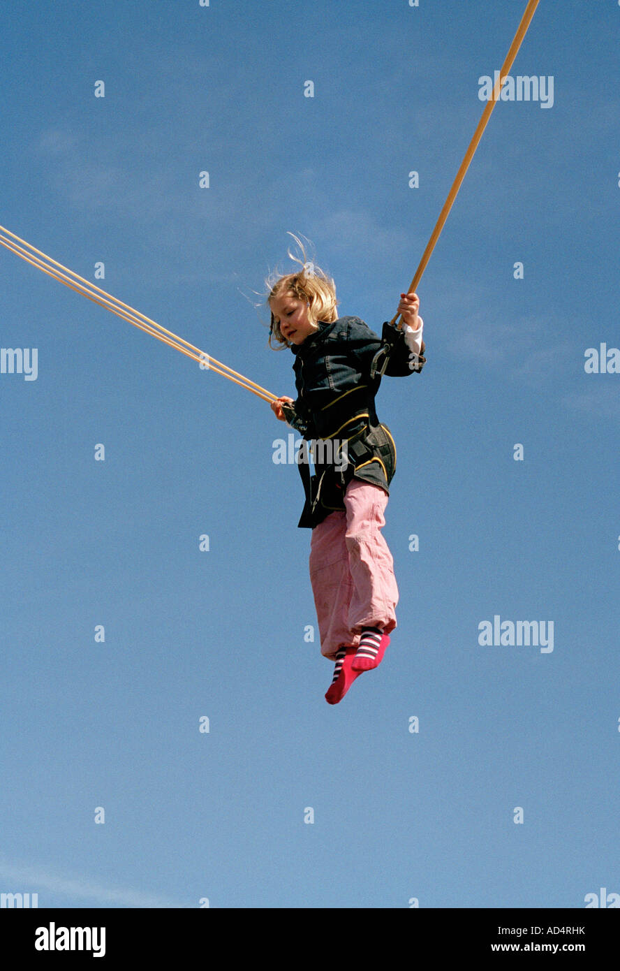 Girl jumping on trampoline harness fotografías e imágenes de alta  resolución - Alamy