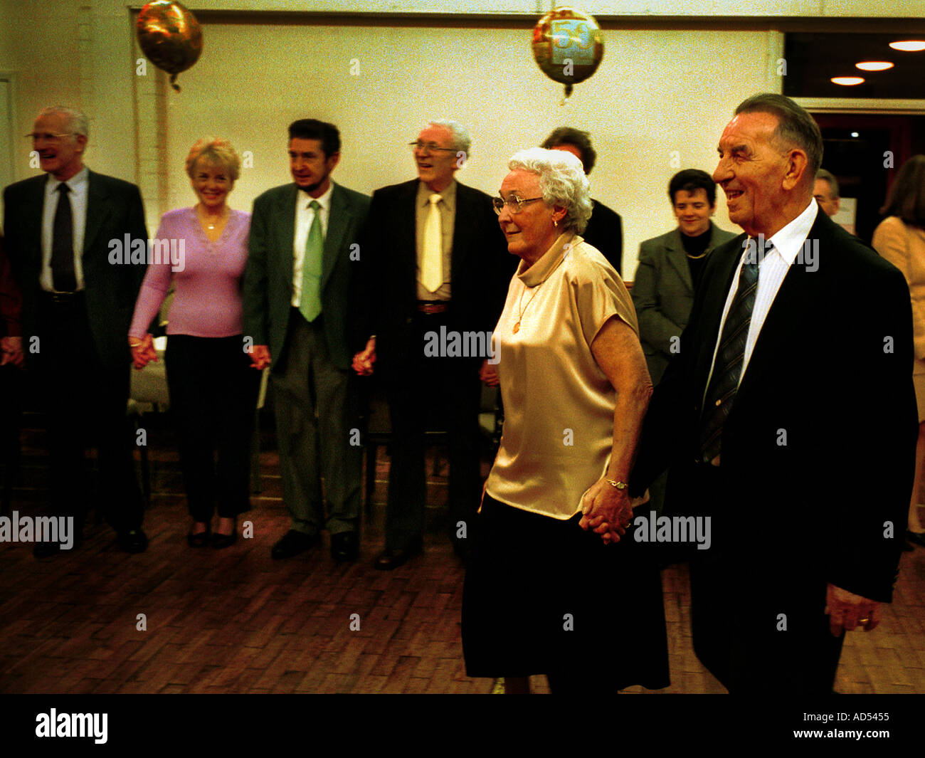 Bodas de Oro Viejo de edad de 50 años se casó con amigos de la familia SONRISAS alegría Foto de stock