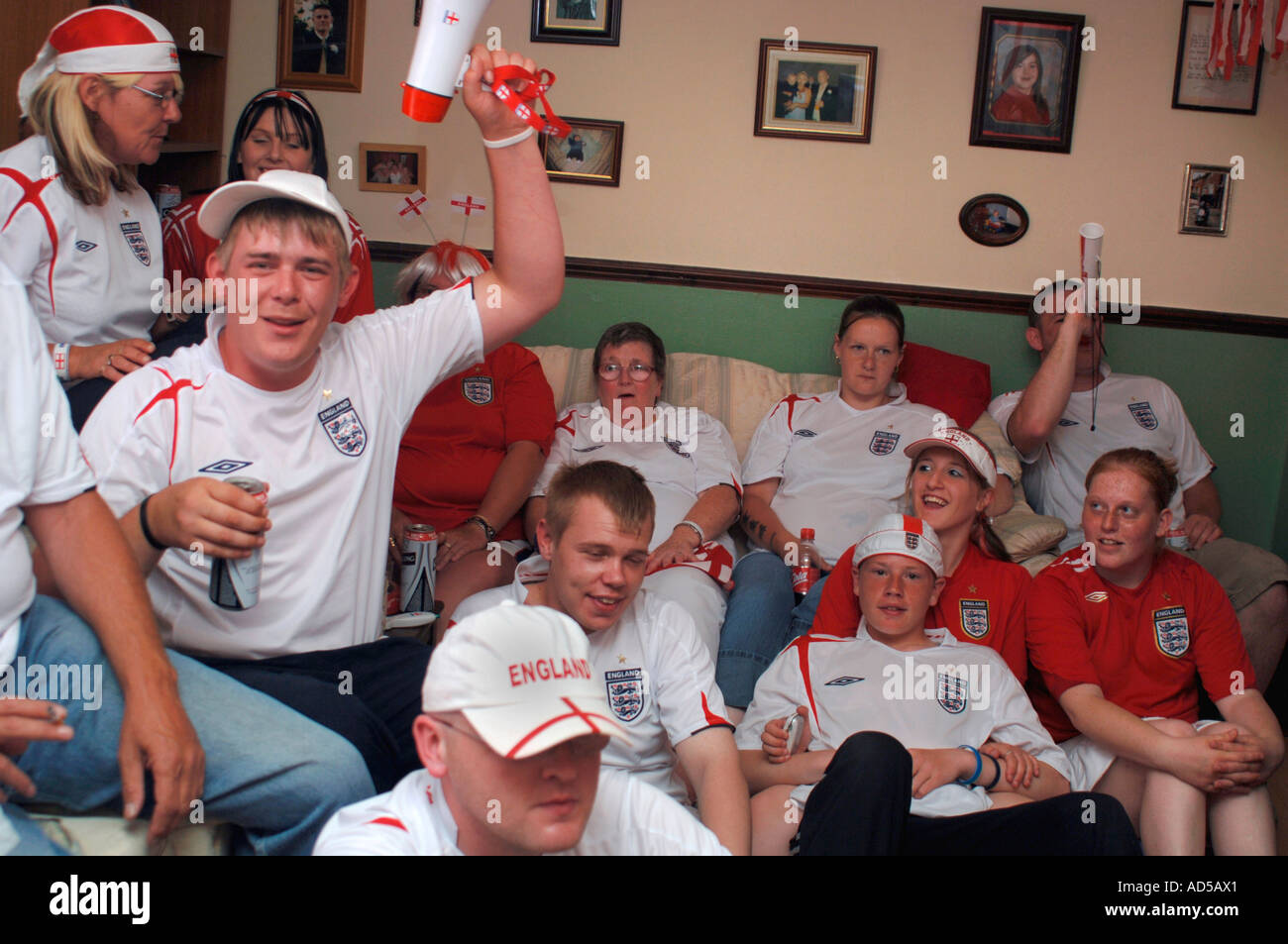 Los hinchas de fútbol de Inglaterra en casa,viendo coinciden en TV  Fotografía de stock - Alamy