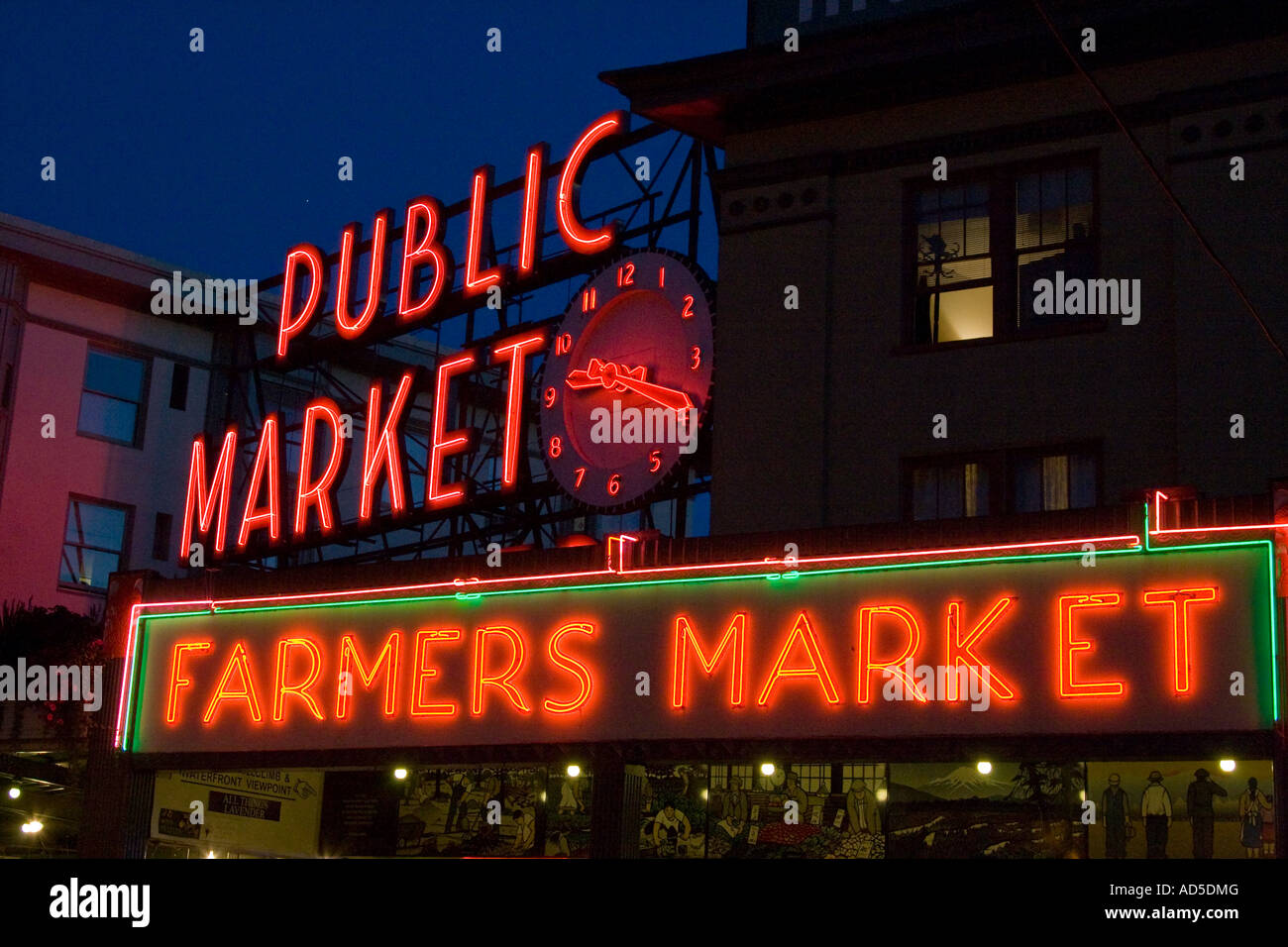 Señal de neón en el Pike Place Market Mercado Público de Seattle, Washington EE.UU. Foto de stock