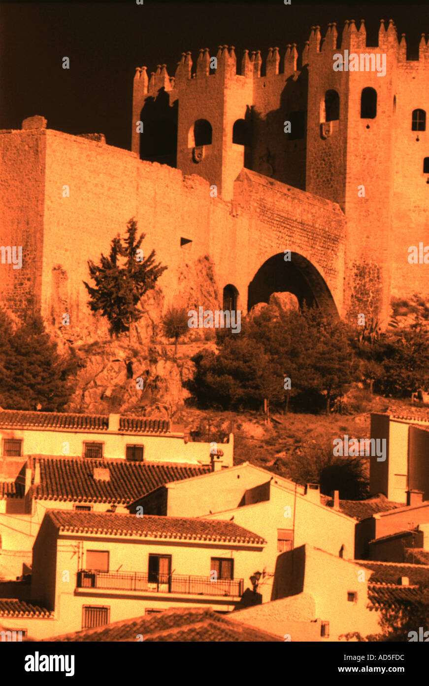 Paisaje de un pueblo español y el castillo, rodado en infrarrojo al mediodía. Foto de stock