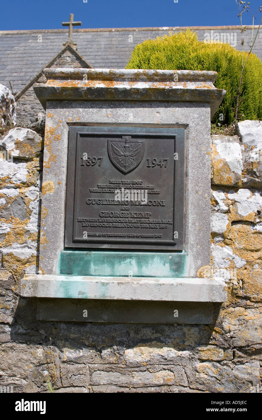 Placa conmemorativa de los primeros mensajes radiales de Marconi intercambiados a través del agua en la pared de la iglesia de San Patricio Lavernock, cerca de Penarth Wales, Reino Unido Foto de stock